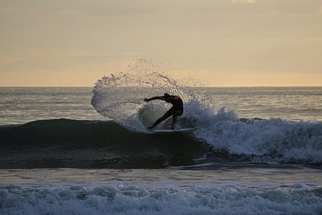 surfing-croyde-bay-aVzHmSgmuI0-unsplash